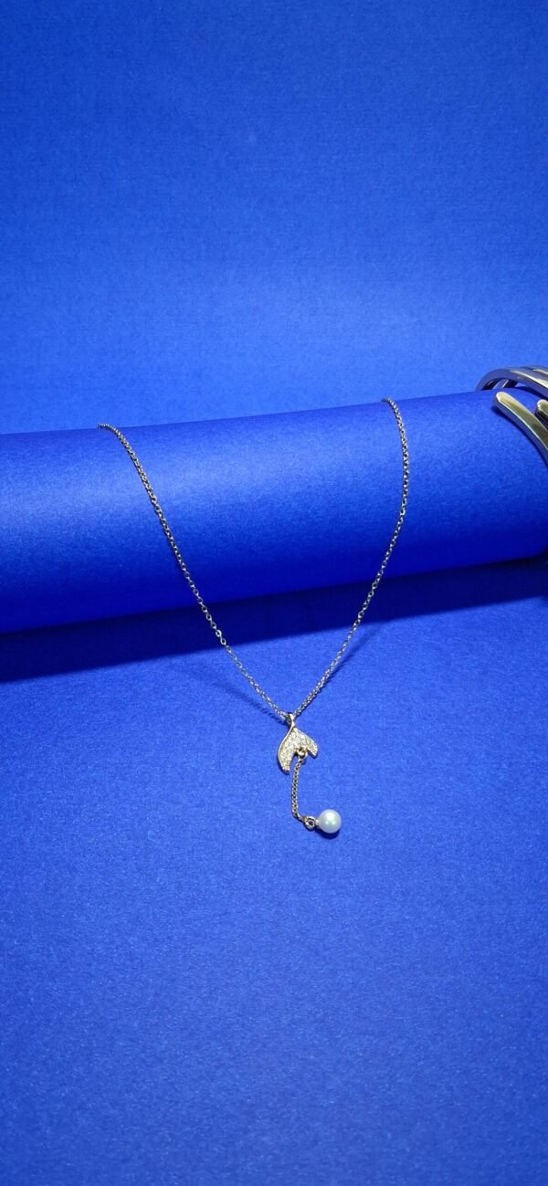 Fish fin with a pearl and gold chain necklace - Image 2