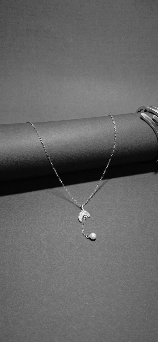 Fish fin with a pearl and gold chain necklace - Image 3
