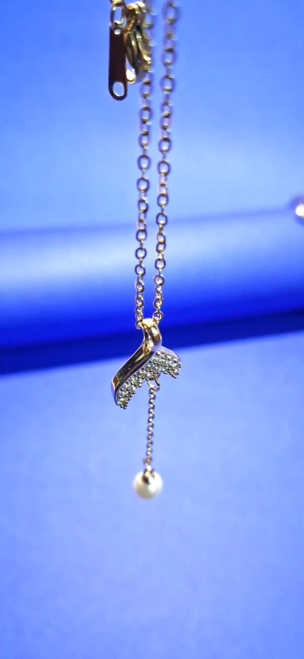 Fish fin with a pearl and gold chain necklace - Image 4