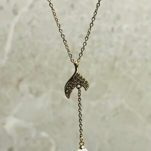 Fish fin with a pearl and gold chain necklace