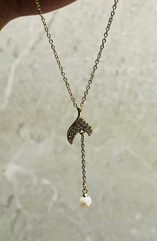 Fish fin with a pearl and gold chain necklace