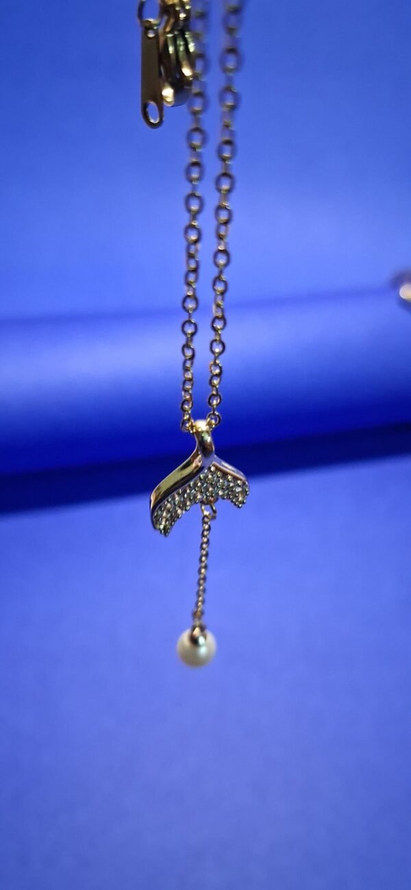 Fish fin with a pearl and gold chain necklace - Image 6