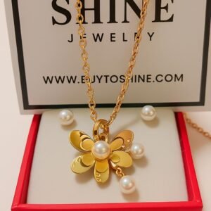 Gold Flower Pendant Necklace